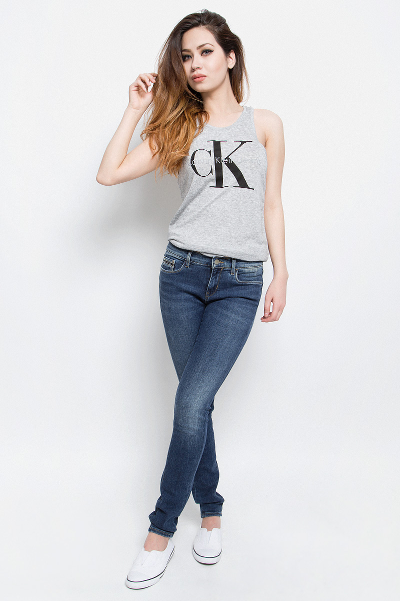 Джинсы женские Calvin Klein Jeans, цвет: темно-синий. J20J201274. Размер 27-32 (40/42-32)J20J201274 Джинсы женские Calvin Klein Jeans, цвет: темно-синий. J20J201274. Размер 27-32 (40/42-32)J20J201274Стильные женские джинсы Calvin Klein Jeans выполнены из хлопка с добавлением полиэстера и эластана. Материал мягкий и приятный на ощупь, не сковывает движения и позволяет коже дышать.Джинсы-скинни стандартной посадки застегиваются на пуговицу в поясе и ширинку на застежке-молнии. На поясе предусмотрены шлевки для ремня. Спереди модель оформлена двумя втачными карманами и одним маленьким накладным кармашком, сзади - двумя накладными карманами. Модель оформлена эффектом потертости.