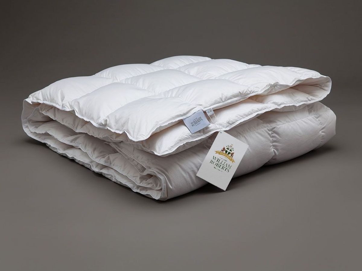 Одеяло William Roberts White Splendid Down, всесезонное, 155х200 смwlr233233 Одеяло William Roberts White Splendid Down, всесезонное, 155х200 смwlr233233Одеяло кассетное всесезонное полутороспальноеРазмер: 155х200 смНаполнитель: Пух-пероСостав: 100% Гусиный белый пух высокого качестваМатериал чехла: Хлопковый сатин (Supersoft)Состав: 100% ХлопокОтделка: КантПроизводитель: William RobertsСтрана производства: Великобритания