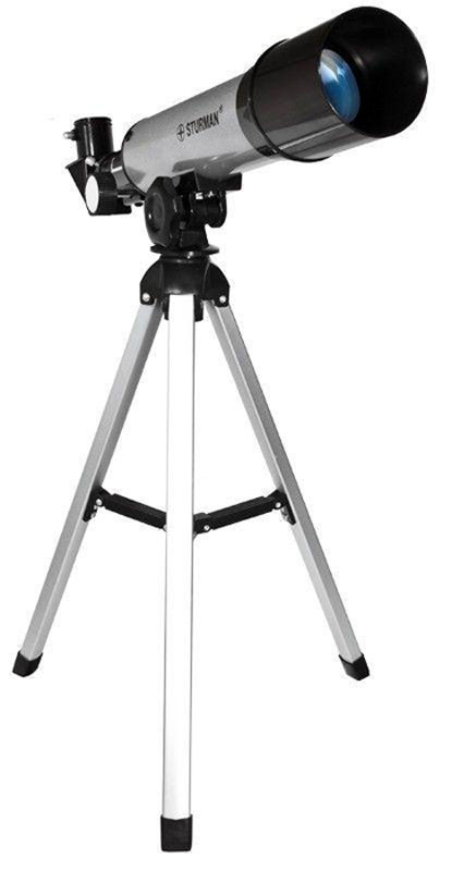 Sturman F36050М телескоп2372 Sturman F36050М телескоп2372Телескоп Sturman F36050М - ахроматический рефрактор с фокусным расстоянием 360 мм и диаметром объектива 50 мм, может стать незаменимым инструментом для первого знакомства с удивительным миром астрономических наблюдении. Максимально полезное увеличение, которого можно добиться на телескопе составляет 125х. Используя штатный окуляр с фокусным расстоянием 6 мм и оборачивающую линзу 1,5х, вы получите увеличение в 90 крат и будете видеть прямое изображение удаленных объектов.Богатая комплектация и простота в эксплуатации позволят вам незамедлительно окунуться в мир наблюдений сразу после сборки телескопа. Компактные размеры дают возможность брать телескоп в любую поездку, он легко поместится в туристический рюкзак или дорожную сумку. Следует отметить, что вы также можете использовать телескоп в качестве мощной подзорной трубы при наблюдении за земными объектами.При максимальном увеличении телескопа в штатной комплектации (90х) вы сможете не только видеть диски планет гигантов Солнечной системы, но также и рассмотреть некоторые их подробности, а именно: пятно неутихающего урагана и полосы облачности на Юпитере, знаменитые кольца Сатурна. Также можно наблюдать за Марсом, Венерой, Ураном, Нептуном и так далее.Пятидесятимиллиметровая апертура телескопа позволит кроме планет Солнечной системы наблюдать также и за объектами дальнего космоса. Вы сможете любоваться обзорными красотами ночного неба, сконцентрировать свое внимание на больших шаровых скоплениях, знаменитых туманностях и т.д.Телескоп комплектуется альт-азимутальной монтировкой и настольным штативом из алюминия. Процесс сборки телескопа и установки его на монтировку чрезвычайно прост, вам даже не потребуется специальных инструментов. Это прекрасное приобретение для юных любителей астрономии. Для наблюдений за высоко расположенными объектами следует воспользоваться диагональным зеркалом (90°), таким образом, вы сможете из удобного положения вести длительные наблюдения.Внимание! Запрещается смотреть в телескоп на источники яркого освещения или лазерного излучения. Также нельзя наводить телескоп Солнце без специального апертурного фильтра. Это может вызвать непоправимые травмы сетчатки глаз.