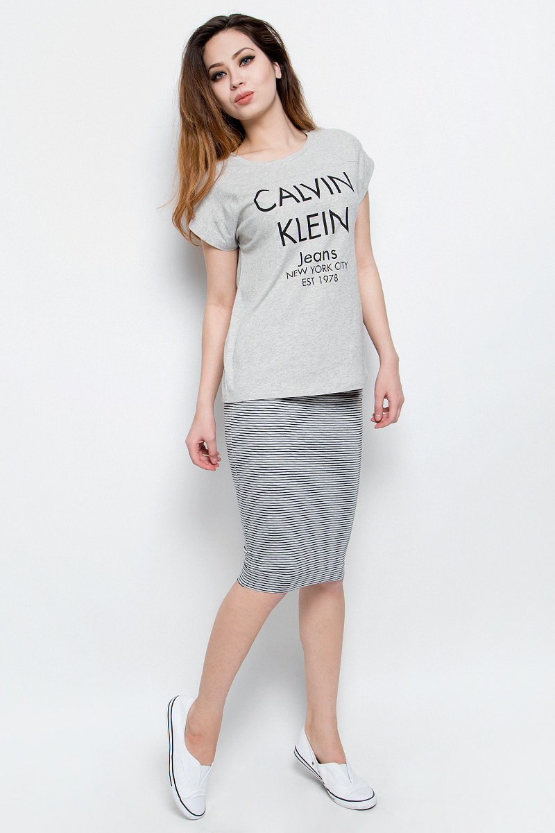 Футболка женская Calvin Klein Jeans, цвет: серый меланж. J20J204633. Размер L (46/48)J20J204633 Футболка женская Calvin Klein Jeans, цвет: серый меланж. J20J204633. Размер L (46/48)J20J204633Удобная женская футболка Calvin Klein Jeans, выполненная из натурального хлопка,обладает высокой теплопроводностью, воздухопроницаемостью игигроскопичностью, позволяет коже дышать.Модель с круглым вырезомгорловины и цельнокроеными рукавами оформлена стильными надписями с логотипом бренда.