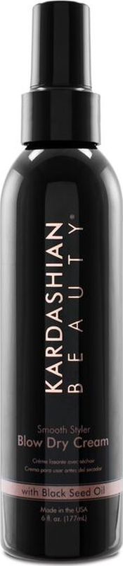 Kardashian Beauty Крем для укладки волос Smooth Styler Blow Dry CreamKBDC6 Kardashian Beauty Крем для укладки волос Smooth Styler Blow Dry CreamKBDC6Разглаживающий крем для волос, который придает блеск, делая волосы гладкими и послушными. Этот легкий фиксирующий и увлажняющий крем с добавлением масла черного тмина убирает завитки, выбивающиеся пряди, защищает волосы от повреждений, делает их послушными.