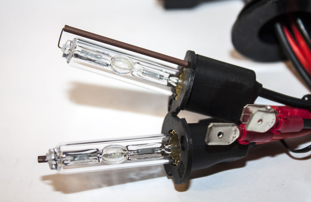 Лампа автомобильная ксеноновая Clearlight, для фар, цоколь H3, 4300K, 35W, 2 штLDL 00H 343-0LL Лампа автомобильная ксеноновая Clearlight, для фар, цоколь H3, 4300K, 35W, 2 штLDL 00H 343-0LLЛампа автомобильная ксеноновая Clearlight - это ксеноновая газозарядная лампа для автомобилей и других моторных транспортных средств. Ксеноновая лампа - это источник света, представляющий собой устройство, состоящее из колбы с газом (ксеноном), в котором светится электрическая дуга, которая возникает вследствие подачи напряжения на электроды лампы.Лампа дает яркий белый свет, близкий по спектру к дневному. Высокая яркость обеспечивает хорошее освещение дороги и безопасность. Свет лампы насыщенный и интенсивный, поэтому она идеально подходит для освещения дороги во время тумана.Преимущества по сравнению с галогенной лампой: - Безопасность - лучше освещает дорогу, помогает быстрее среагировать на дорожную обстановку; - Экономичность - потребляет меньше, а светит ярче; - Увеличенный срок службы - не имеет нити накаливания, поэтому долговечна и не боится тряски.