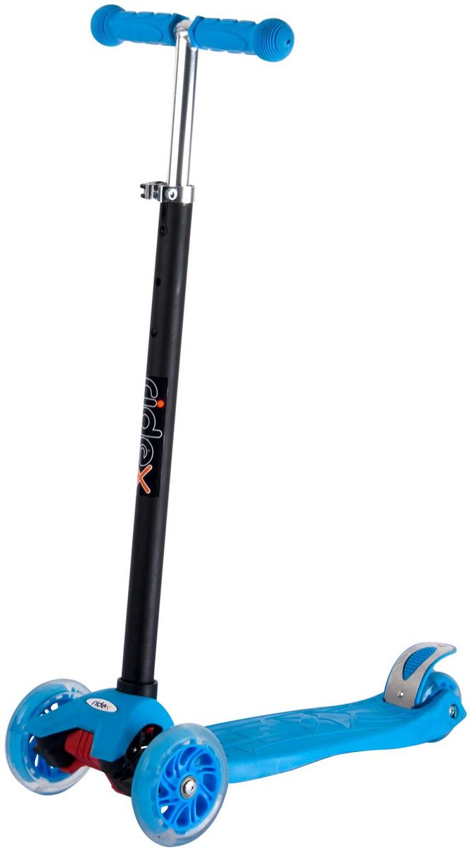 Самокат 3-х колесный Spark, 120/80 мм, синийУТ-00009716 Самокат 3-х колесный Spark, 120/80 мм, синийУТ-00009716Трехколесный самокат бренда Ridex с регулируемым по высоте рулем - достойный вариант на два-три сезона для быстро подрастающего ребенка. Усиленная пластиковая дека и прочный руль обеспечат комфортное катание, а резиновые ручки поспособствуют прочному сцеплению с ладонями. Благодаря устойчивости самоката ребенку не надо контролировать равновесие, а можно сосредоточиться на таких навыках, как отталкивание ногой, управление рулём и торможение. Светящиеся колёса, без сомнений, станут поводом для искренней детской радости и восторженных взглядов окружающих!