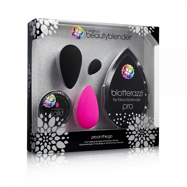 Набор Beautyblender Pro on the go1049 Набор Beautyblender Pro on the go1049Набор спонжей для макияжа pro.on.the.go включает основные продукты beautyblender, которые помогут быстро создать профессиональный макияж в любых условиях: это спонжи original (для нанесения тонального средства) и pro (для нанесения плотных текстур и бронзеров), спонж micro.mini pro (небольшой размер позволяет без труда прорабатывать труднодоступные участки лица и наносить консилеры, корректоры, хайлайтеры), матирующий лепесток blotterazzi (впитывает излишки средства, добавляет финальный штрих, позволяет поправить макияж на бегу) и мыло mini blendercleanser pro (идеально очищает спонжи и кисти), впервые представленное в чёрном цвете. Cпонжи beautyblender имеет структуру открытой ячейки, которая наполняется небольшим количеством воды, когда спонж смачивают. Благодаря этому косметическое средство остается на поверхности спонжа, а не поглощается им. Технология использования - увлажнить. сжать. нанести. Все спонжи beautyblender безлатексные и не имеют запаха.