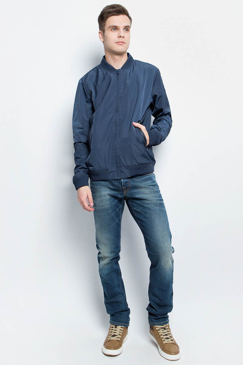 Ветровка мужская Baon, цвет: темно-синий. B607028_Deep Navy. Размер L (50)B607028_Deep Navy Ветровка мужская Baon, цвет: темно-синий. B607028_Deep Navy. Размер L (50)B607028_Deep NavyВетровка мужская Baon из полиэстера. Ветровка застёгивается на молнию, по бокам расположены карманы с молниями.