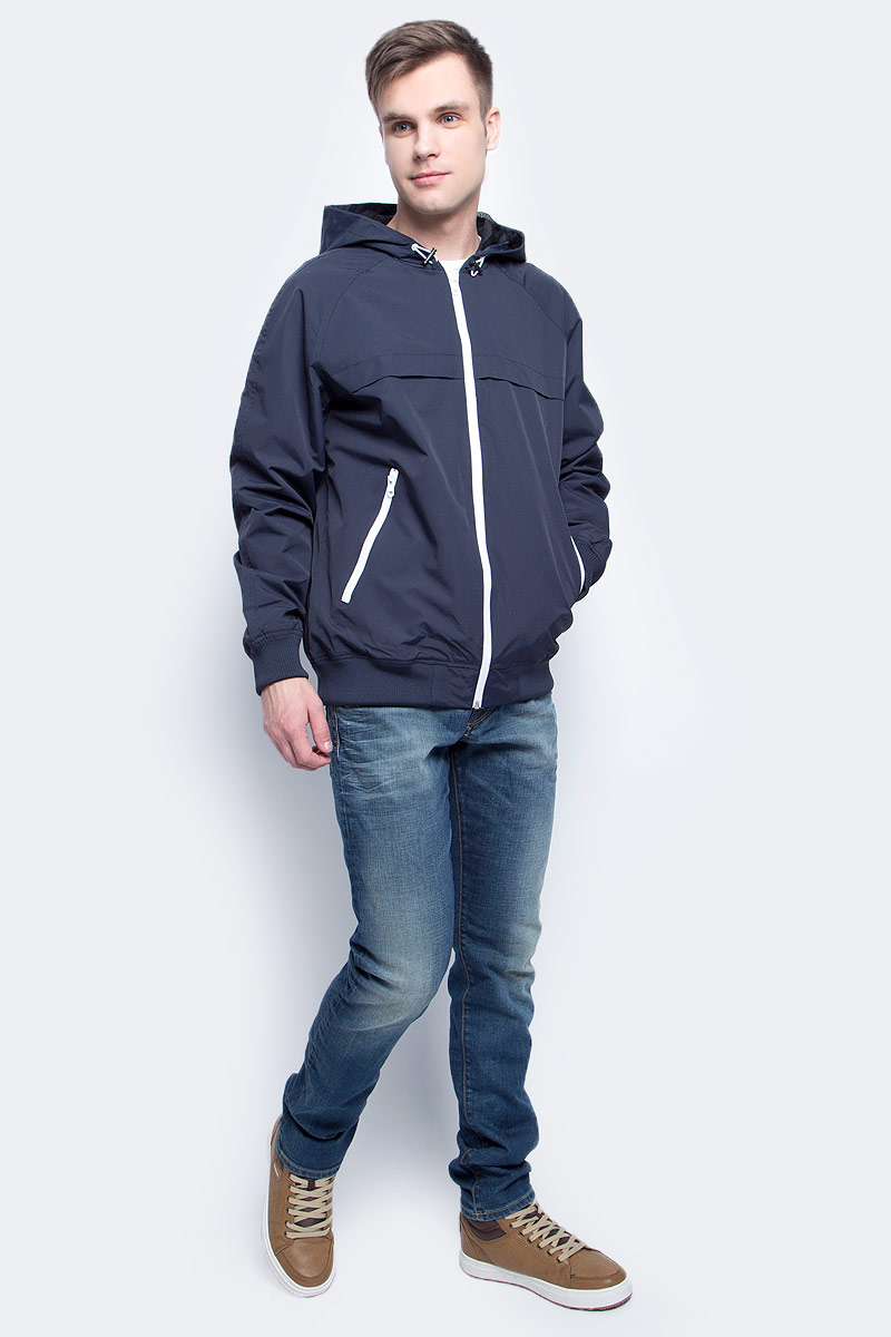 Ветровка мужская Baon, цвет: темно-синий. B607029_Deep Navy. Размер M (48)B607029_Deep Navy Ветровка мужская Baon, цвет: темно-синий. B607029_Deep Navy. Размер M (48)B607029_Deep NavyВетровка мужская Baon выполненаиз полиамида. Модель имеет вшитый капюшон с регулировкой объёма. Манжеты и нижняя часть изделия выполнены из трикотажной резинки-рибана. По бокам расположены карманы с молниями, сама ветровка также застёгивается на молнию.