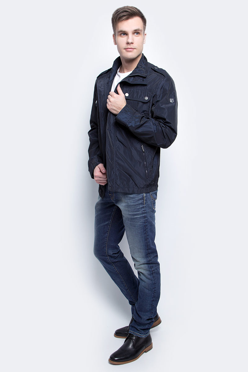 Ветровка мужская Baon, цвет: темно-синий. B607019_Deep Navy. Размер L (50)B607019_Deep Navy Ветровка мужская Baon, цвет: темно-синий. B607019_Deep Navy. Размер L (50)B607019_Deep NavyВетровка мужская Baon выполнена из полиэстера. Модель с воротником-стойкой застёгивается на молнию, ветрозащитный клапан - на пуговицы. На груди расположены накладные карманы с кнопками, по бокам - карманы на молнии, внутри - потайные карманы с молниями. Объём манжет регулируется при помощи клапанов с кнопками. Плечи изделия декорированы погонами.