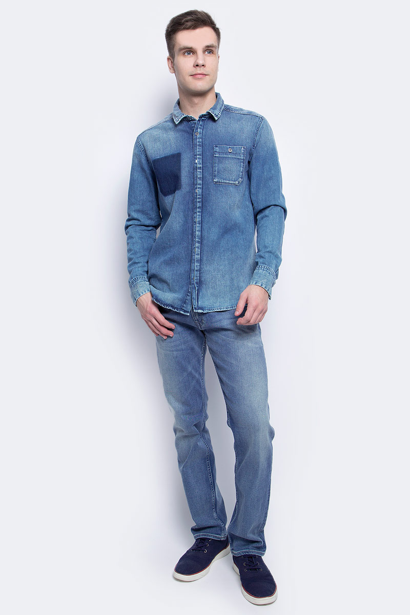 Рубашка мужская Calvin Klein Jeans, цвет: синий. J30J304305. Размер M (46/48)J30J304305 Рубашка мужская Calvin Klein Jeans, цвет: синий. J30J304305. Размер M (46/48)J30J304305Стильная мужская рубашка Calvin Klein Jeans, выполнена из натурального хлопка. Модель с отложным воротником и длинными рукавами застегивается на пуговицы с оригинальной планкой. Спереди имеется накладной карман на пуговице. Ткань на спине собрана в вертикальную планку. Манжеты рукавов оснащены застежками-пуговицами. Модель дополнена состаренным эффектом.