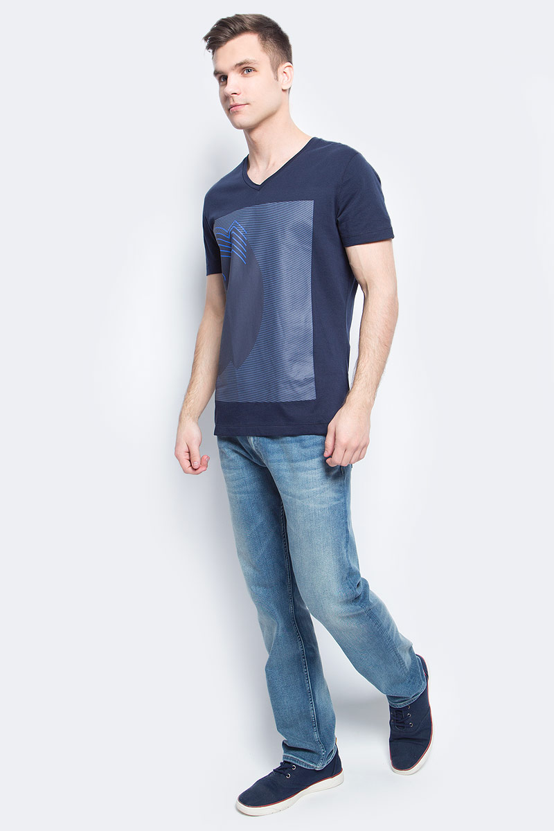 Футболка мужская Calvin Klein Jeans, цвет: темно-синий. J30J304609. Размер M (46/48)J30J304609 Футболка мужская Calvin Klein Jeans, цвет: темно-синий. J30J304609. Размер M (46/48)J30J304609Мужская футболка Calvin Klein Jeans изготовлена из натурального хлопка. Модель выполнена V-образной горловиной и короткими рукавами. Футболка оформлена крупным оригинальным принтом.