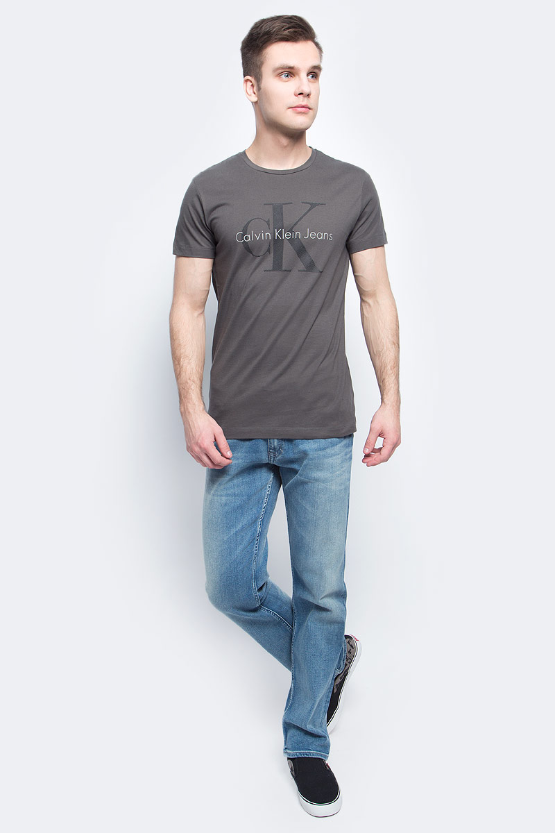 Футболка мужская Calvin Klein Jeans, цвет: тауп. J30J304597. Размер XL (50/52)J30J304597 Футболка мужская Calvin Klein Jeans, цвет: тауп. J30J304597. Размер XL (50/52)J30J304597Мужская футболка Calvin Klein Jeans изготовлена из натурального хлопка. Модель выполнена с круглой горловиной и короткими рукавами. Футболка оформлена крупным принтом с названием и логотипом бренда.