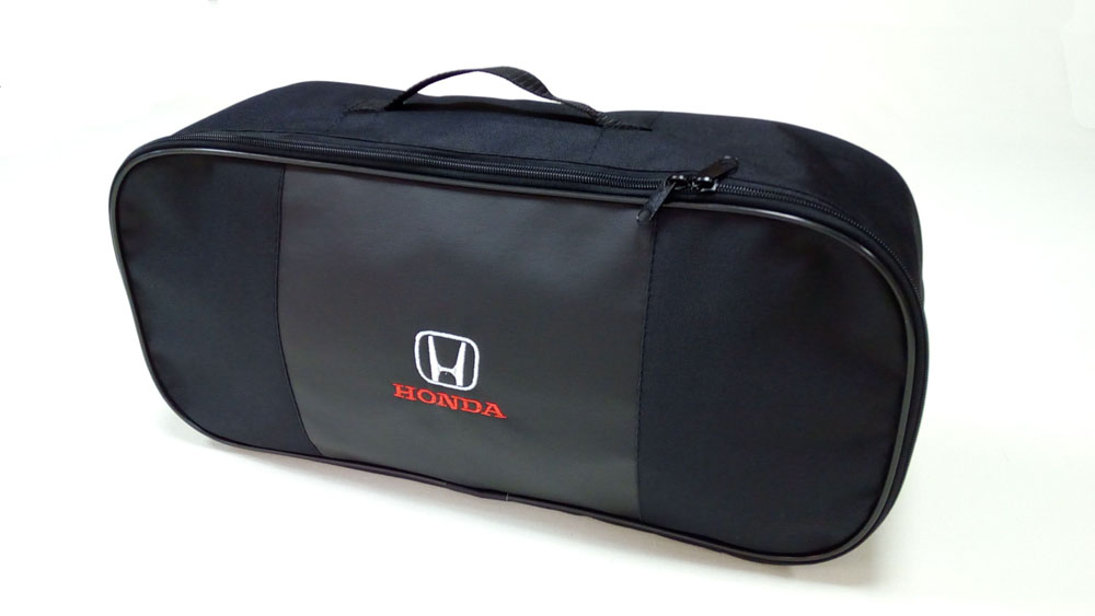 Сумка для набора техосмотра Auto Premium Honda. 6730367303 Сумка для набора техосмотра Auto Premium Honda. 6730367303Сумка для набора техосмотра выполнена из прочного и износоустойчивого материла ПВХ со вставкой из экокожи. Идеально подходит для хранения огнетушителя, знака аварийной остановки, буксировочного троса и т.п.Размер сумки 47 х 21 х 13 см.