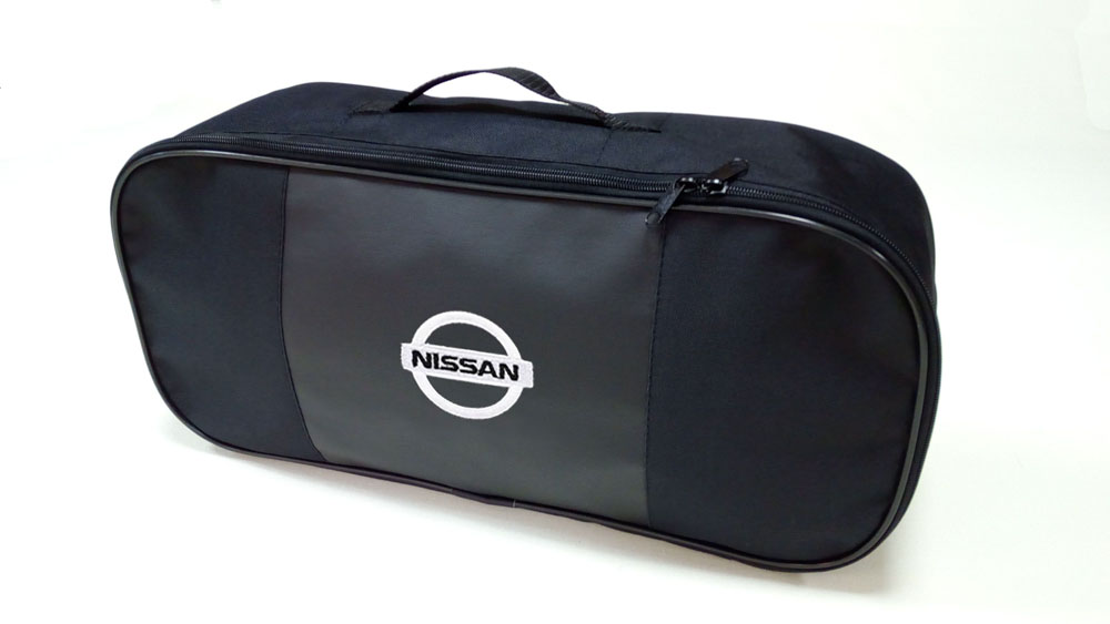 Сумка для набора техосмотра Auto Premium Nissan. 6730567305 Сумка для набора техосмотра Auto Premium Nissan. 6730567305Сумка для набора техосмотра выполнена из прочного и износоустойчивого материла ПВХ со вставкой из экокожи. Идеально подходит для хранения огнетушителя, знака аварийной остановки, буксировочного троса и т.п.Размер сумки 47 х 21 х 13 см.