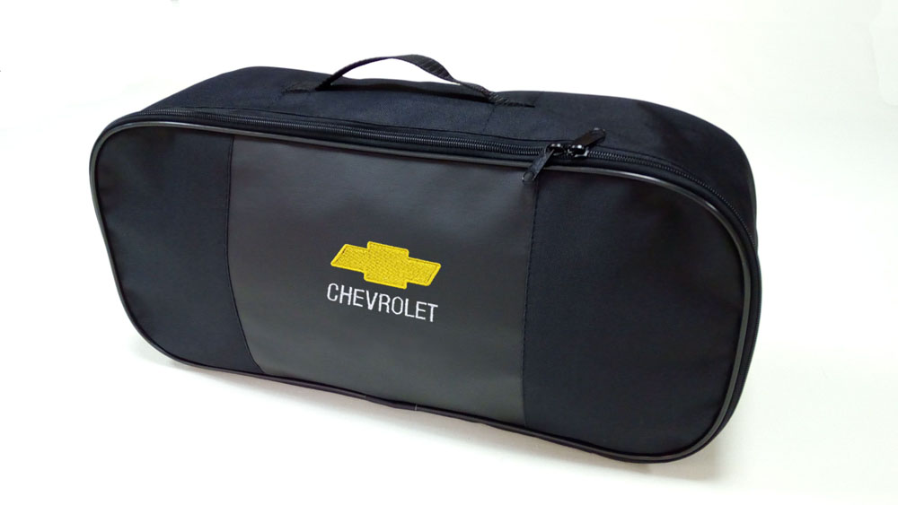 Сумка для набора техосмотра Auto Premium Chevrolet. 6730767307 Сумка для набора техосмотра Auto Premium Chevrolet. 6730767307Сумка для набора техосмотра выполнена из прочного и износоустойчивого материла ПВХ со вставкой из экокожи. Идеально подходит для хранения огнетушителя, знака аварийной остановки, буксировочного троса и т.п.Размер сумки 47 х 21 х 13 см.