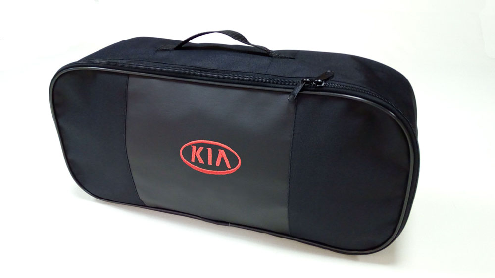 Сумка для набора техосмотра Auto Premium Kia. 6731567315 Сумка для набора техосмотра Auto Premium Kia. 6731567315Сумка для набора техосмотра выполнена из прочного и износоустойчивого материла ПВХ со вставкой из экокожи. Идеально подходит для хранения огнетушителя, знака аварийной остановки, буксировочного троса и т.п.Размер сумки 47 х 21 х 13 см.