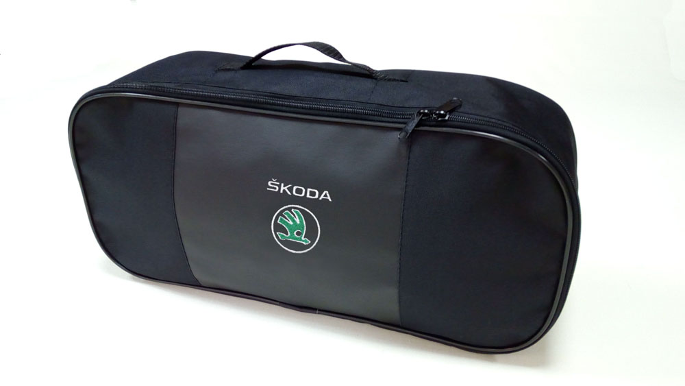 Сумка для набора техосмотра Auto Premium Skoda. 6731867318 Сумка для набора техосмотра Auto Premium Skoda. 6731867318Сумка для набора техосмотра выполнена из прочного и износоустойчивого материла ПВХ со вставкой из экокожи. Идеально подходит для хранения огнетушителя, знака аварийной остановки, буксировочного троса и т.п.Размер сумки 47 х 21 х 13 см.