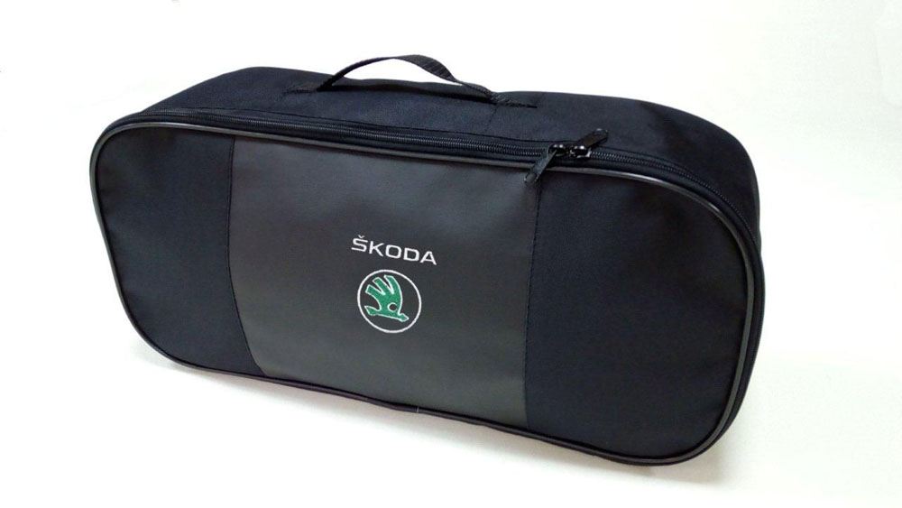 Набор автомобильный Auto Premium Skoda. 6736867368 Набор автомобильный Auto Premium Skoda. 6736867368Автомобильный набор в сумке с логотипом оснащен базовыми элементами,которые необходимы каждому автолюбителю.Состав набора:- аптечка первой помощи автомобильная;- трос буксировочный;- Огнетушитель порошковый ОП-2(з) -АВСЕ, с металлическим ЗПУ;- знак аварийной остановки;- сумка для набора техосмотра Премиум со вставкой из экокожи и вышивкой. Размер сумки 47 х 21 х 13 см.