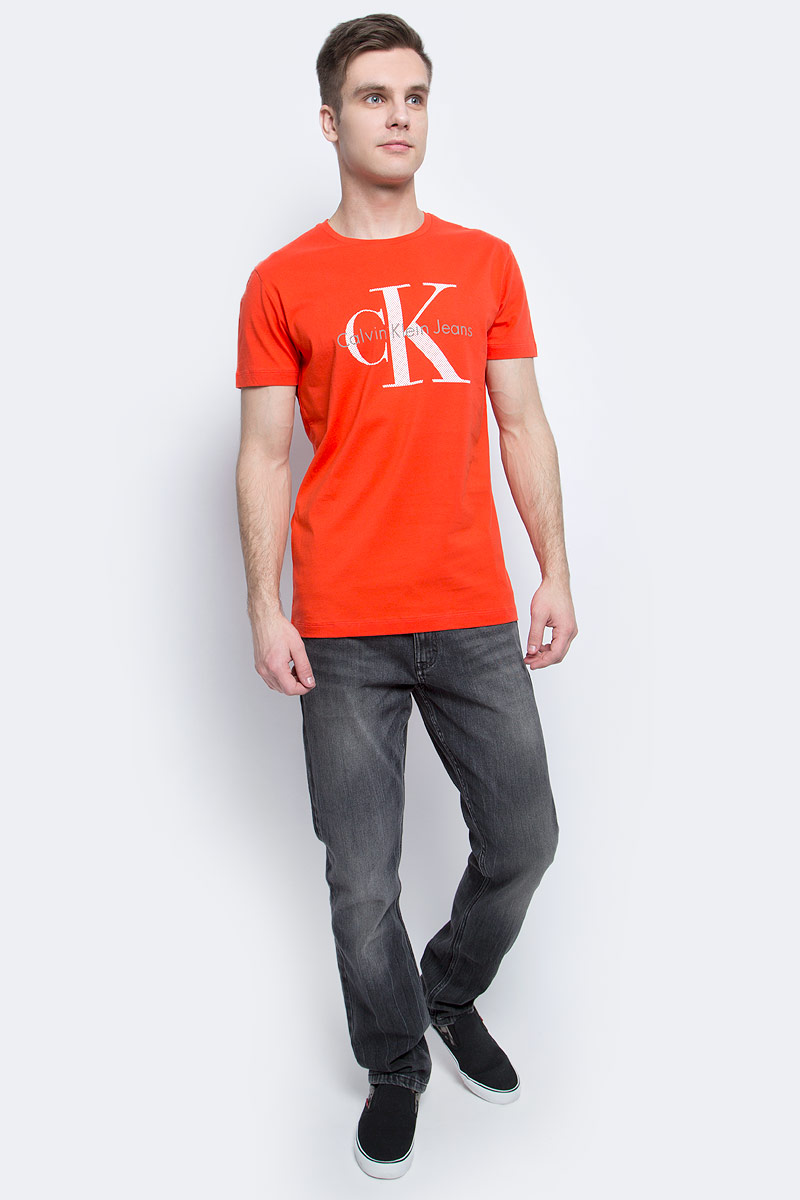 Футболка мужская Calvin Klein Jeans, цвет: красный. J30J304597. Размер XXL (52/54)J30J304597 Футболка мужская Calvin Klein Jeans, цвет: красный. J30J304597. Размер XXL (52/54)J30J304597Мужская футболка Calvin Klein Jeans изготовлена из натурального хлопка. Модель выполнена с круглой горловиной и короткими рукавами. Футболка оформлена крупным принтом с названием и логотипом бренда.