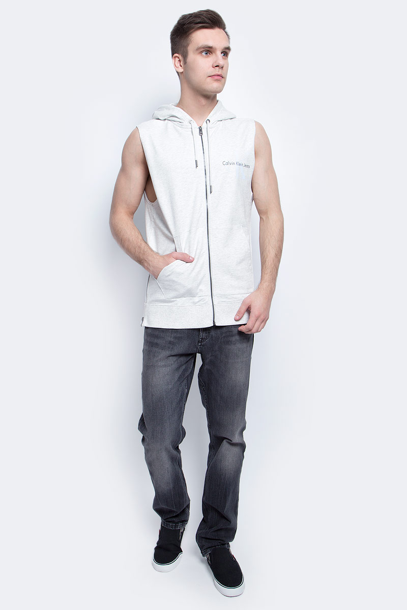 Жилет мужской Calvin Klein Jeans, цвет: светло-серый. J30J304800. Размер XL (50/52)J30J304800 Жилет мужской Calvin Klein Jeans, цвет: светло-серый. J30J304800. Размер XL (50/52)J30J304800Мужской спортивный жилет Calvin Klein Jeans изготовлен из высококачественного хлопка. Модель с капюшоном застегивается на молнию, капюшон затягивается на прочный шнурок. Спереди модель дополнена двумя накладными карманами. По бокам изделия имеются металлические молнии, низ дополнен широкой эластичной резинкой.
