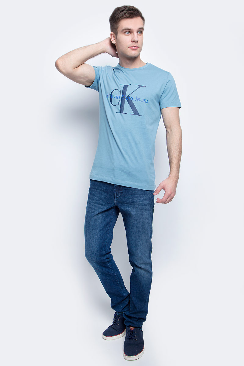 Футболка мужская Calvin Klein Jeans, цвет: голубой. J30J301237. Размер XL (50/52)J30J301237 Футболка мужская Calvin Klein Jeans, цвет: голубой. J30J301237. Размер XL (50/52)J30J301237Мужская футболка Calvin Klein Jeans изготовлена из натурального хлопка. Модель с круглой горловиной и короткими рукавами. Футболка оформлена крупным принтом с названием и логотипом бренда.