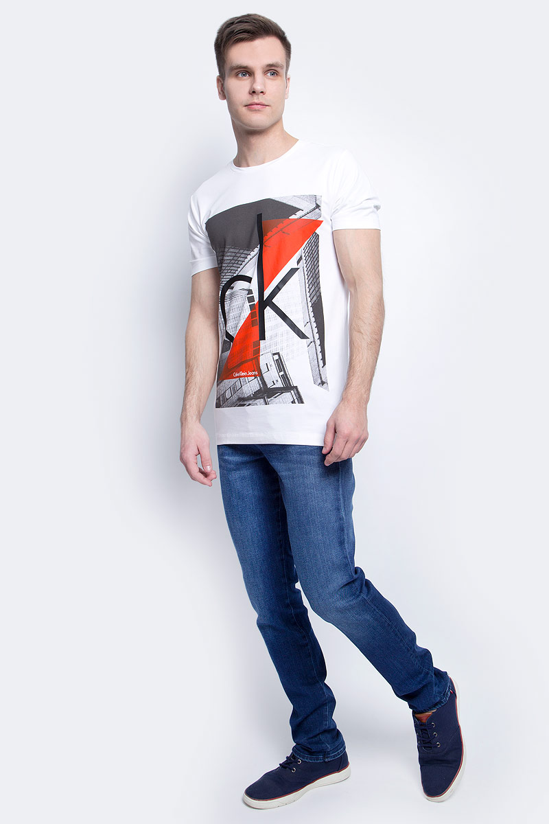 Джинсы мужские Calvin Klein Jeans, цвет: синий. J30J304300. Размер 34-34 (52/54-34)J30J304300 Джинсы мужские Calvin Klein Jeans, цвет: синий. J30J304300. Размер 34-34 (52/54-34)J30J304300Модные мужские джинсы Calvin Klein Jeans выполнены из хлопка с добавлением эластана и полиэстера, что обеспечивает комфорт и удобство при носке.Джинсы модели-слим имеют стандартную посадку. Модель застегивается на пуговицу в поясе и ширинку на молнии. Имеются шлевки для ремня. Спереди модель дополнена двумя втачными карманами, сзади - двумя врезными карманами на пуговицах. Модель оформлена эффектом потертости.