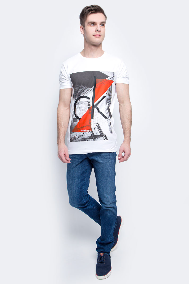 Футболка мужская Calvin Klein Jeans, цвет: белый. J30J304602. Размер XXL (52/54)J30J304602 Футболка мужская Calvin Klein Jeans, цвет: белый. J30J304602. Размер XXL (52/54)J30J304602Мужская футболка Calvin Klein Jeans изготовлена из натурального хлопка с добавлением эластана. Модель оформлена круглой горловиной и короткими рукавами. Футболка дополнена крупным принтом с названием и логотипом бренда.