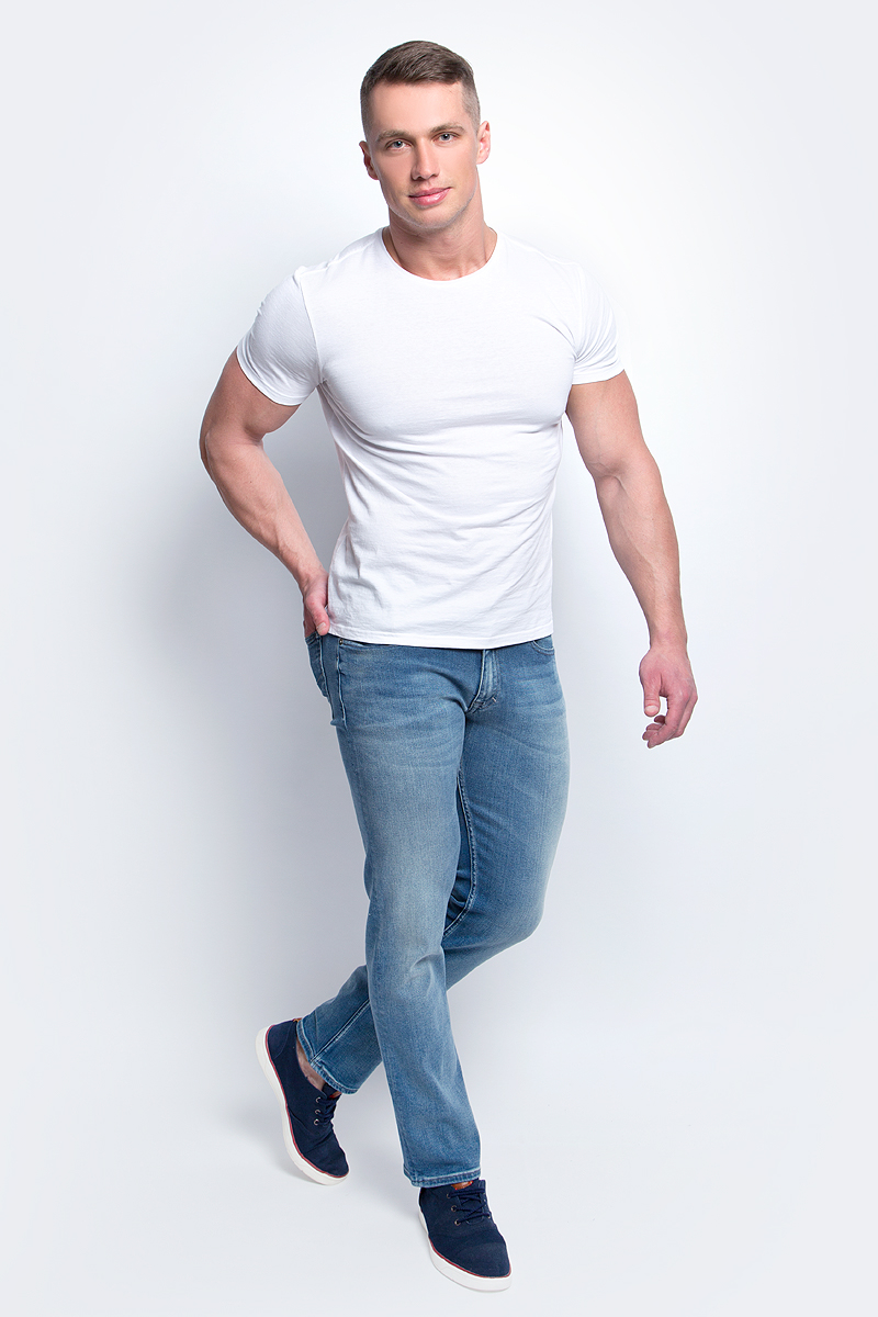 Джинсы мужские Calvin Klein Jeans, цвет: синий. J30J304708. Размер 34-32 (52/54-32)J30J304708 Джинсы мужские Calvin Klein Jeans, цвет: синий. J30J304708. Размер 34-32 (52/54-32)J30J304708Мужские джинсы стрейч Calvin Klein Jeans выполнены из качественной смесовой ткани на основе хлопка. Джинсы слегка зауженного кроя и средней посадки застегиваются на пуговицу в поясе и ширинку на застежке-молнии. На поясе предусмотрены шлевки для ремня. Спереди модель дополнена двумя втачными карманами и одним маленьким накладным кармашком, а сзади - двумя накладными карманами. Джинсы оформлены эффектом потертости.