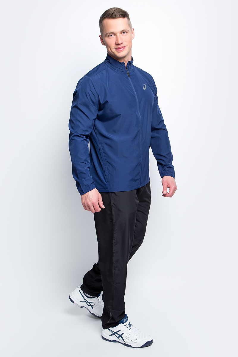 Ветровка для бега мужская Asics Jacket, цвет: темно-синий. 134091-8052. Размер L (50/52)134091-8052 Ветровка для бега мужская Asics Jacket, цвет: темно-синий. 134091-8052. Размер L (50/52)134091-8052Стильная мужская ветровка для бега Asics Jacket с воротником-стойкой застегивается назастежку-молнию, дополненную защитой подбородка. Изделие защитит вас от ветра и поможетсконцентрироваться на тренировке. На спинке эластичная ткань обеспечивает свободу движений во время тренировки ипревосходную терморегуляцию и воздухообмен. По бокам распложены прорезные карманы назастежках-молниях. Светоотражающие элементы не оставят вас незамеченными в темное времясуток.В этой ветровке вы будете чувствовать себя уверенно и комфортно.