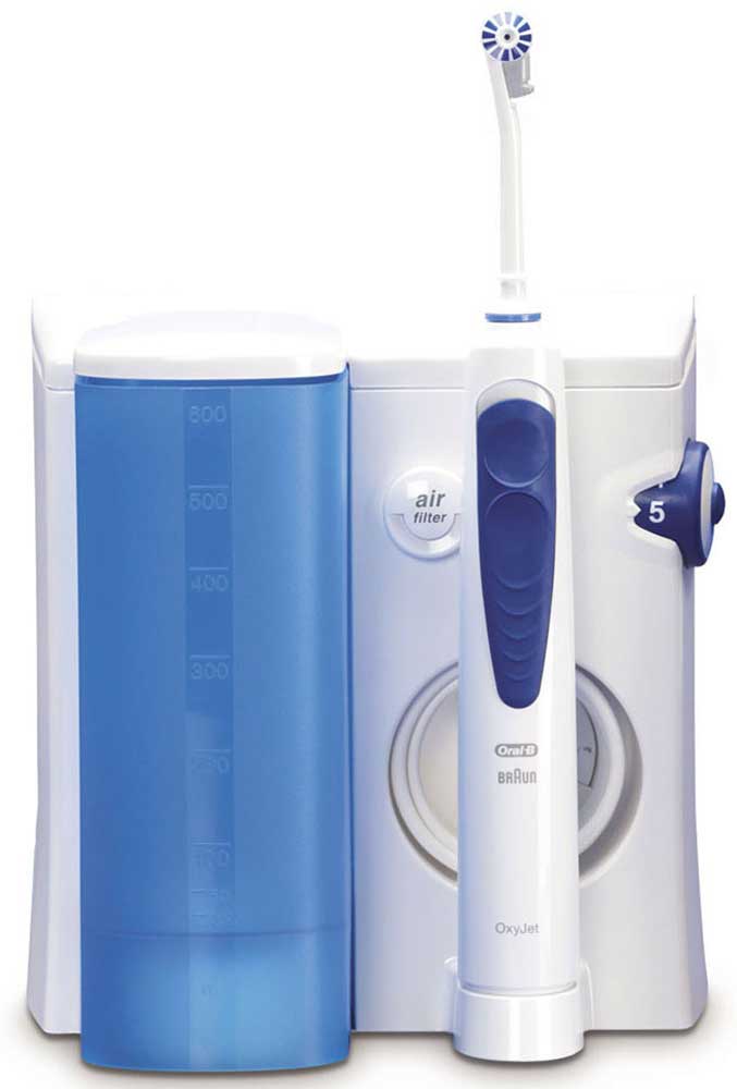 Ирригатор Oral-BProfessional Care Oxyjet4210201378617 Ирригатор Oral-BProfessional Care Oxyjet4210201378617Профессиональное оборудование для чистки полости рта у вас в ванной!Ирригатор – это гидромассажер для очищения полости рта струей воды, который позволяет качественно удалять остатки пищи из межзубного пространства, а также бережно массировать дёсны и слизистую полости рта.Зачастую труднодоступные участки и межзубное пространство, составляющие большую часть полости рта, остаются плохо очищенными. Это влечёт за собой не только появление неприятного запаха изо рта, изменения цвета эмали, но и более серьезные проблемы. Применение для гигиенты полости рта ирригатора Oral-B Professional Care OxyJet помогает максимально эффективно проводить профилактику возможных проблем.Комплектация: ирригатор Oral-B Oxyjet (1 шт.), насадка для ирригатора (4 шт.), зарядное устройство с подставкой и контейнером для канюлей (1 шт.)* Легко использовать.* Процентное соотношение воды и воздуха в ирригаторах OxyJet 95:5 соответственно. Микропузырьки в струе воды уменьшают количество бактерий и микробов во рту, защищая тем самым от налёта и воспаления дёсен.* Два режима ирригатора обеспечивают комплексный уход за гигиеной полости рта. Монопоток – прямой направленный поток для чистки межзубных пространств и брекет-систем. Турбопоток охватывает больший участок и мягко массирует дёсны, полощет полость рта и удаляет остатки пищи.* Воздушный фильтр очищает воду от частичек пыли* Улучшает здоровье десен* Удаляет налет из труднодоступных мест* Производится в Германии* Разработано со стоматологами