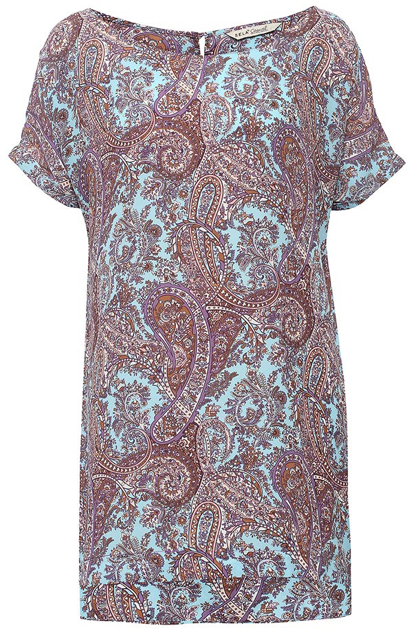 Туника женская Sela, цвет: голубой. TKws-112/1177-7243. Размер 46TKws-112/1177-7243 Туника женская Sela, цвет: голубой. TKws-112/1177-7243. Размер 46TKws-112/1177-7243Стильная женская туника Sela выполнена из легкого воздушного материала и оформлена ярким принтом. Модель прямого кроя с удлиненной спинкойи короткими цельнокроеными рукавами застегивается сзади на пуговицу. Туника подойдет для офиса, прогулок и дружеских встреч и будет отлично сочетаться с джинсами и брюками. Мягкая ткань на основе вискозы комфортна и приятна на ощупь.
