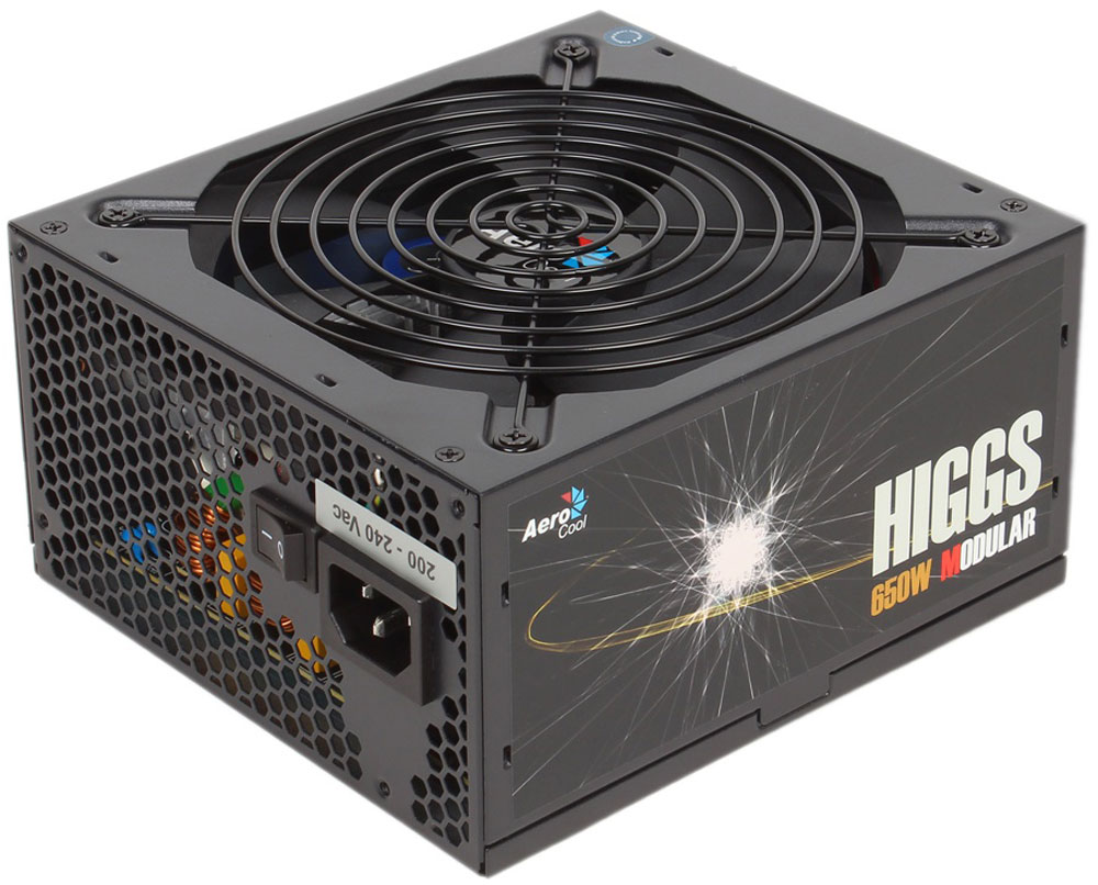 Aerocool HIGGS-650W блок питания для компьютера4713105957327 Aerocool HIGGS-650W блок питания для компьютера4713105957327Блок питания компьютера Aerocool HIGGS-650W имеет модульное подключение кабелей. Данный тип коммутации имеет целый ряд преимуществ. Главный из них - вам не придется иметь дело с целой катушкой шнуров, которая мало того, что занимает много места, так еще и мешает циркуляции.В Aerocool 650W HIGGS-650W вы сами определяете, сколько кабелей вам следует подключить, исходя из количества установленных комплектующих. К тому же, заменить шнур в случае его порчи будет гораздо проще.Данный блок питания примечателен своим вентилятором, оснащенным 9 лопастями, которые способствуют улучшенному распределению воздуха. А дроссель с более толстой медной обмоткой выделяет меньше тепла. Система управления скоростью осуществляется в автоматическом режиме, то есть в зависимости от уровня текущей нагрузки.