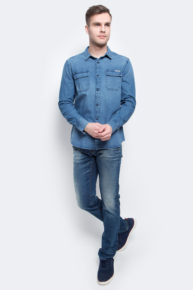 Рубашка мужская Calvin Klein Jeans, цвет: синий. J30J304941. Размер XL (50/52)J30J304941 Рубашка мужская Calvin Klein Jeans, цвет: синий. J30J304941. Размер XL (50/52)J30J304941Джинсовая рубашка Calvin Klein Jeans выполнена из хлопка. Модель с отложным воротником и длинными стандартными рукавами. Спереди и на манжетах оформлена пуговицами. Нагрудные накладные карманы с клапаном на металлических кнопках.