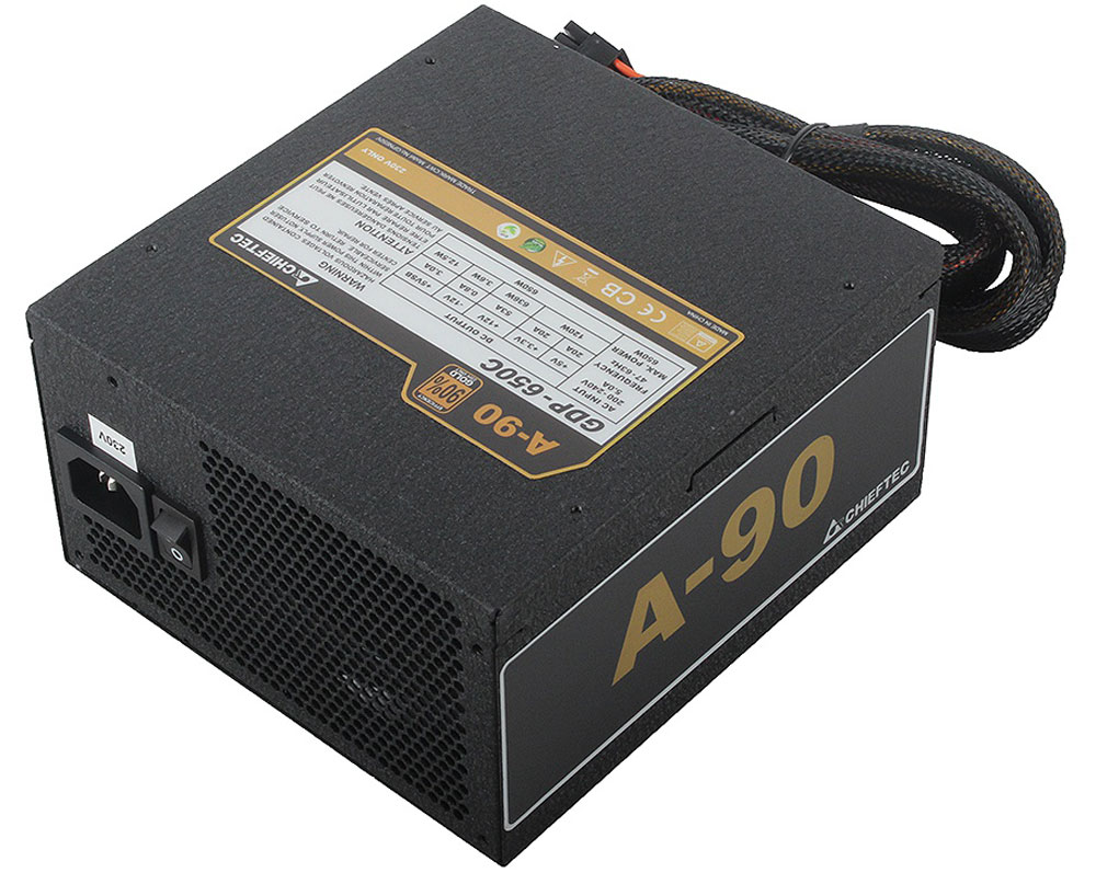 Chieftec GDP-650C блок питания для компьютера4710713230835 Chieftec GDP-650C блок питания для компьютера4710713230835Блок питания Chieftec GDP-650C относится к модульной серии A-90, что представлена на рынке в 3-х самых популярных среди геймеров и энтузиастов вариантах мощностей (550, 650 и 750Вт).Данная модель была создана для тех пользователей, которым нужна наивысшая эффективность за небольшие деньги, кто ценит эстетичность и удобство подключения устройств. Блок поставляется на рынок в привлекательной розничной упаковке, в комплекте с кабелем питания и поддерживает подключение видеокарт по системе NVIDIA SLI / ATI CrossFire; все кабели имеют хорошую длину и качественную оплётку.Благодаря эффективности работы > 90% в сетях 230В и большому 140 мм вентилятору, обеспечивающему мощный воздушный поток даже на малых оборотах, данное устройство отлично подходит для сборки систем, имеющих повышенные требования к стабильности питания и температурному режиму.