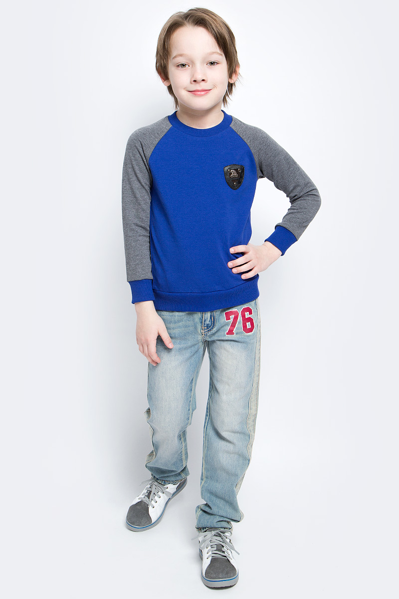 Свитшот для мальчика M&D, цвет: синий, серый. SJK17008M29. Размер 110SJK17008S29/SJK17008M29 Свитшот для мальчика M&D, цвет: синий, серый. SJK17008M29. Размер 110SJK17008S29/SJK17008M29Стильный свитшот для мальчика M&D выполнен из высококачественного хлопка с добавлением лайкры. Свитшот с длинными рукавами и круглым вырезом горловины оформлен на груди декоративным элементом из металла. Низ, горловина и рукава изделия дополнены трикотажной резинкой.
