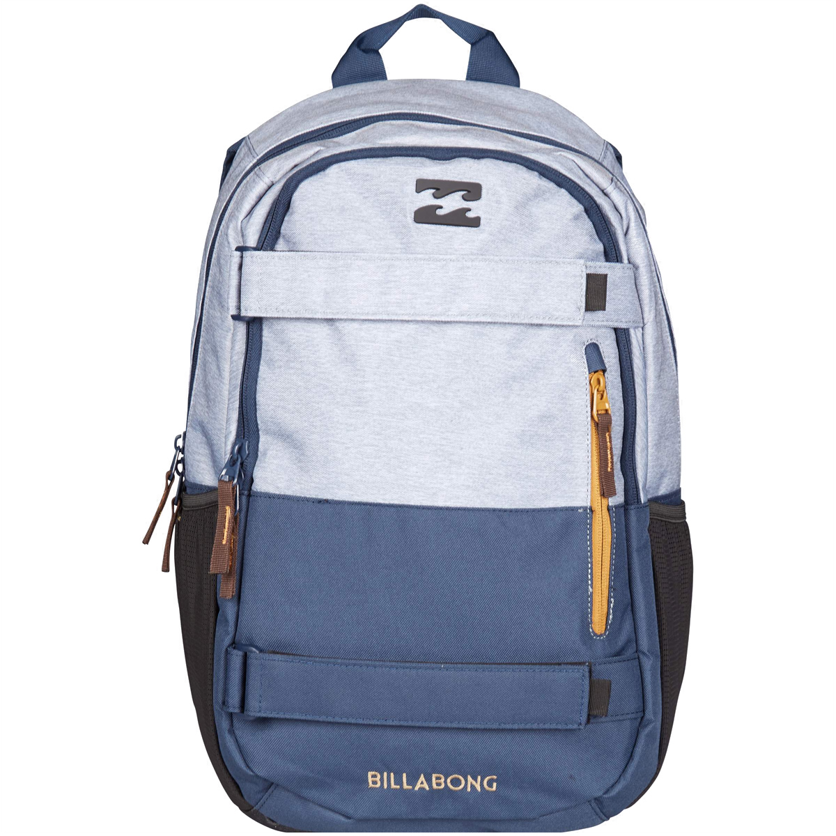 Рюкзак городской Billabong No Comply, цвет: серый, синий3607869368684 Рюкзак городской Billabong No Comply, цвет: серый, синий3607869368684Удобный рюкзак, дополненный ремнями для крепления скейтборда и отделением для ноутбука. Отличная модель, которая позволит с комфортом передвигаться по городу со скейтом, освободив руки, а также не переживать за сохранность ПК. Достаточный объем уверенно удовлетворит повседневные потребности, а эргономичные лямки подарят комфорт при транспортировке даже тяжело нагруженного рюкзака. Передний карман со скрытой молнией и с дополнительным вертикальным карманом. Боковые карманы из сетки. Усиленное дно. Эргономичные лямки регулируются по длине. Регулируемый нагрудный ремень.