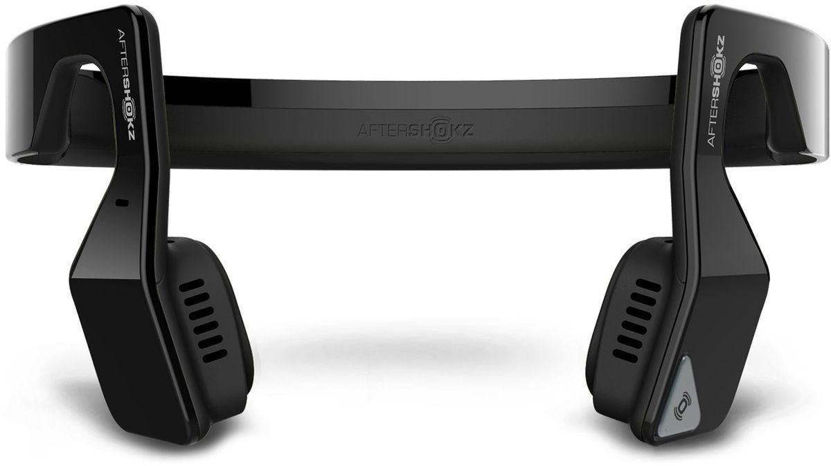 Aftershokz AS500S, Black беспроводные наушникиAS500S Aftershokz AS500S, Black беспроводные наушникиAS500SAftershokz AS500S – обновленная версия наушников с технологией костной проводимости и беспроводной передачей сигнала по протоколу Bluetooth.Главное достоинство Aftershokz AS500S - в возможности восприятия окружающего пространства. Пользователь в наушниках с костной проводимостью одновременно слышит и воспроизводимую музыку, и одновременно все, что происходит вокруг него.Наушники легко синхронизируются по Bluetooth с мобильными устройствами на iOS и Android, Дальность беспроводного подключения составляет до 10 метров.К наушникам прилагается эластичный регулируемый ремешок, который можно подогнать точно по размеру головы. Он не позволит устройству упасть во время бега или прыжков.В наушники встроен микрофон, позволяющий использовать их как беспроводную гарнитуру для общения по телефону. Технология двойного подавления шума является гарантией того, что собеседник без труда поймёт каждое слово владельца наушников.