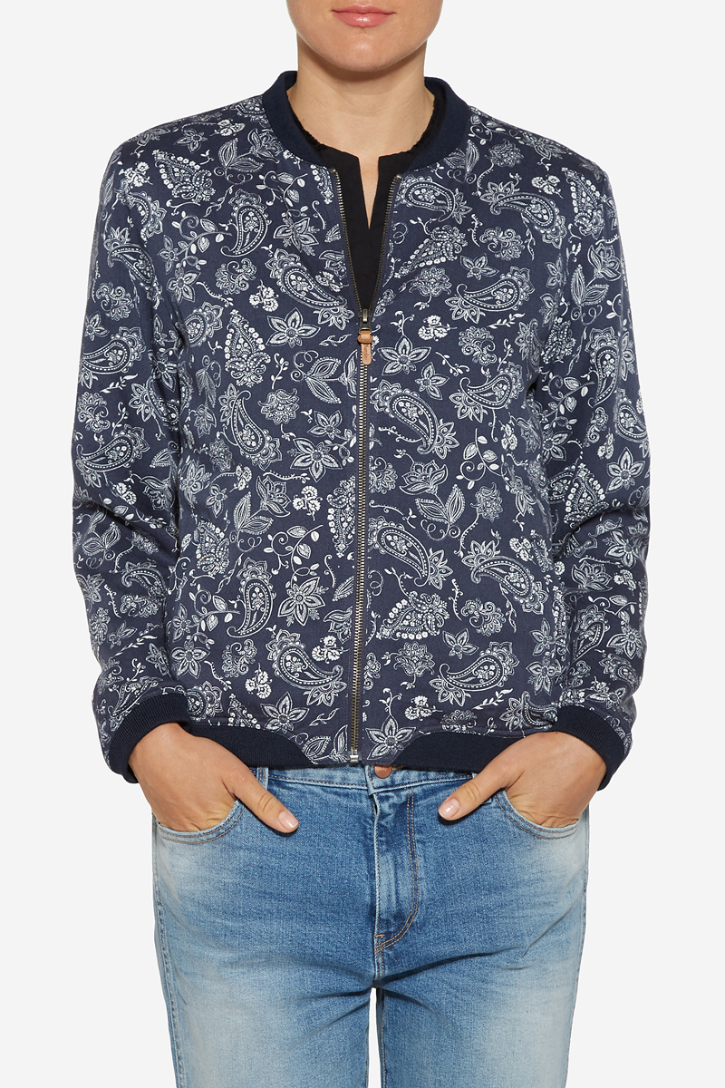 Куртка женская Wrangler, цвет: темно-синий, белый. W4094V241. Размер L (46)W4094V241 Куртка женская Wrangler, цвет: темно-синий, белый. W4094V241. Размер L (46)W4094V241Куртка-бомбер женская Wrangler выполнена из натурального хлопка. Изделие застегивается спереди на молнию. Куртка оформлена по бокам двумя втачными карманами. На манжетах, по воротнику и по низу изделия куртка оформлена текстильными резинками.