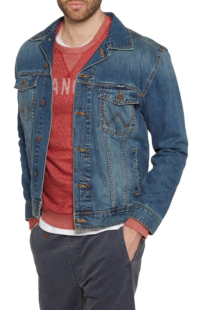 Куртка мужская Wrangler, цвет: синий. W4481514V. Размер M (48)W4481514V Куртка мужская Wrangler, цвет: синий. W4481514V. Размер M (48)W4481514VМужская джинсовая куртка Wrangler c длинными рукавами выполнена из натуральногохлопка. Модель застегивается на пуговицы спереди. Изделие имеет два накладных нагрудных кармана с клапанами на кнопках и два втачных кармана спереди. Манжеты рукавов застегиваются на пуговицы. Модель оформлена декоративными отстрочками и выцветанием денима.