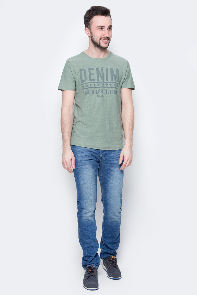 Футболка мужская Tom Tailor Denim, цвет: хаки. 1038317.00.12_7057. Размер M (48)1038317.00.12_7057 Футболка мужская Tom Tailor Denim, цвет: хаки. 1038317.00.12_7057. Размер M (48)1038317.00.12_7057Мужская футболка Tom Tailor выполнена из хлопка. Модель с круглым вырезом горловины и короткими стандартными рукавами. Спереди оформлена принтом с надписями.