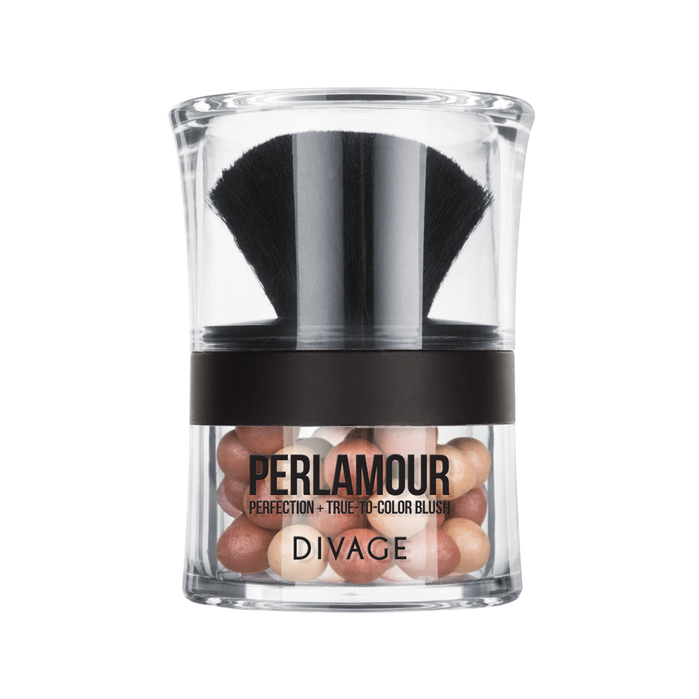 Divage Румяна В Шариках Perlamour - Товар № 902212150 Divage Румяна В Шариках Perlamour - Товар № 902212150Нежное сияние естественного румянца дарят лёгкие и воздушные двухцветные румяна PERLAMOUR. Два тона, прозрачный утренний и насыщенный солнечный, смешиваются и дополняют друг друга, создавая эффект естественного перехода. Мерцающий блеск перламутра и лёгкий румянец на скулах дарят лицу необычайную свежесть и особое очарование.