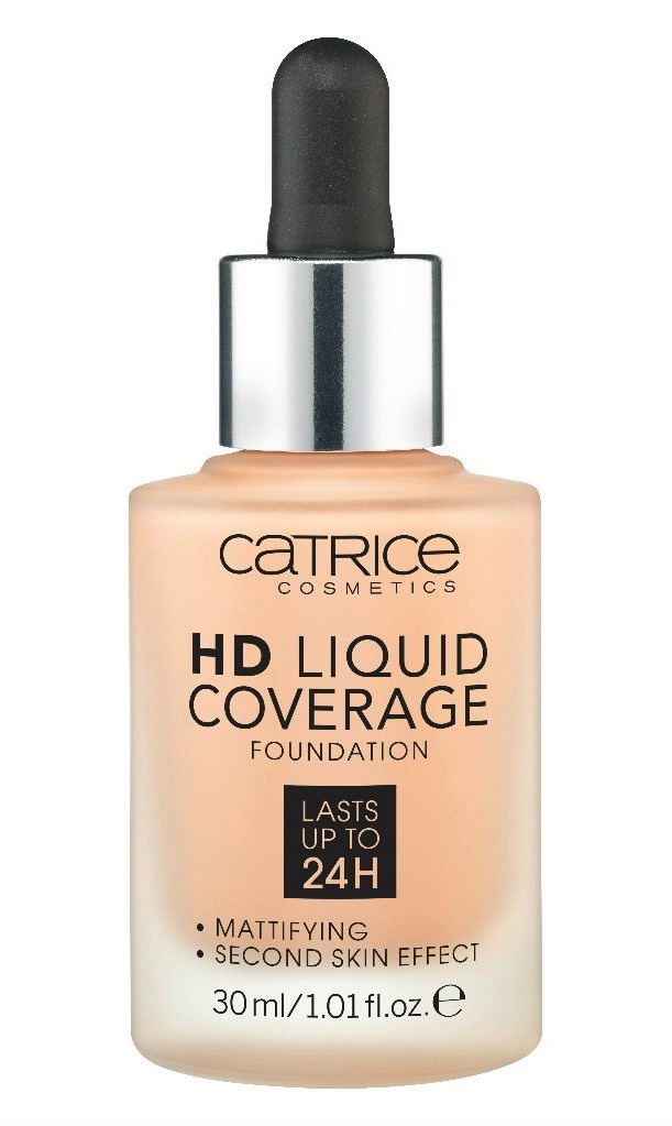 Catrice Основа тональная HD Liquid Coverage Foundation 030 Sand Beige 30 мл59830 Catrice Основа тональная HD Liquid Coverage Foundation 030 Sand Beige 30 мл59830Новая тональная основа HD Liquid Coverage Foundation идеально выравнивает тон кожи и скрывает мелкие несовершенства, оставаясь при этом практически невидимой на лице даже под прицелом камеры высокого разрешения. Основа обладает ультра-легкой флюидной текстурой, которую очень легко наносить с помощью удобного аппликатора-пипетки, и высокой стойкостью – безупречный результат гарантирован минимум на сутки. Цветовая гамма линейки без труда позволит подобрать свой идеальный вариант – новинка представлена в четырех различных оттенках.