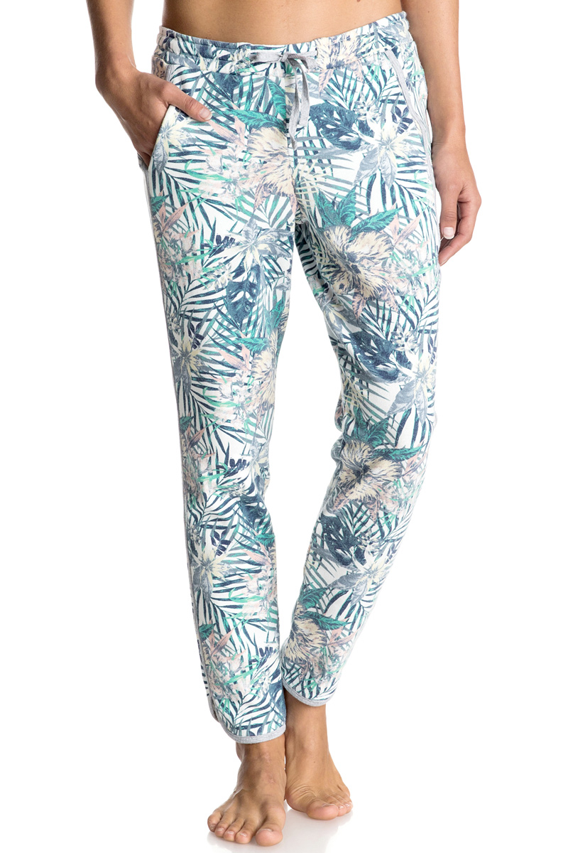 Брюки женские Roxy Holow Dance Pant Print, цвет: мультиколор. ERJFB03101-WBT8. Размер 46 (L)ERJFB03101-WBT8 Брюки женские Roxy Holow Dance Pant Print, цвет: мультиколор. ERJFB03101-WBT8. Размер 46 (L)ERJFB03101-WBT8Женские брюки Roxy Holow Dance Pant Print изготовлены из хлопка с добавлением полиэстера. Модель имеет эластичный пояс. Спереди расположены два втачных кармана. Брючины дополнены контрастной окантовкой по краям и по боковым швам. Изделие оформлено принтом.