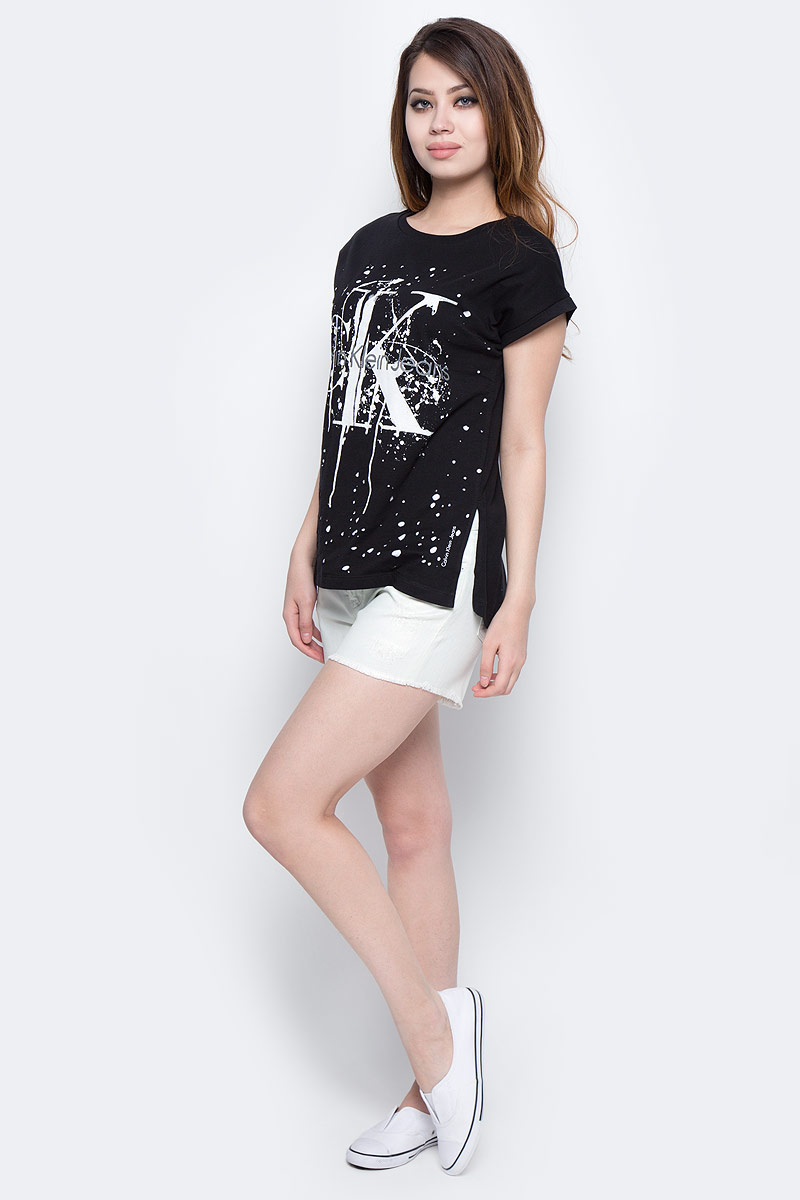 Шорты женские Calvin Klein Jeans, цвет: белый. J20J205178_9040. Размер 26 (38/40)J20J205178_9040 Шорты женские Calvin Klein Jeans, цвет: белый. J20J205178_9040. Размер 26 (38/40)J20J205178_9040Стильные женские шорты Calvin Klein Jeans выполнены из хлопка и полиэстера с добавлением эластана. Шорты стандартной посадки застегиваются на пуговицу в поясе и ширинку на застежке-молнии. На поясе предусмотрены шлевки для ремня. Спереди модель оформлена двумя втачными карманами и одним маленьким накладным кармашком, сзади - двумя накладными карманами. Края шорт необработанные.