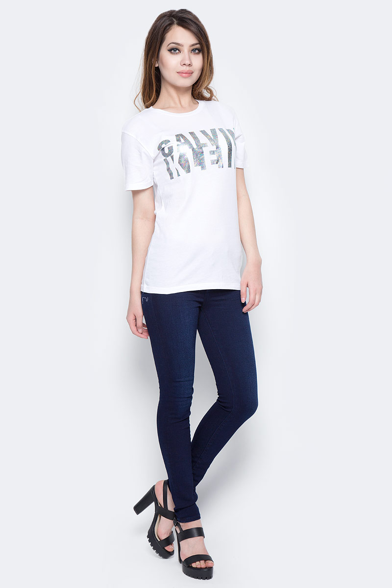 Джинсы женские Calvin Klein Jeans, цвет: темно-синий. J20J204973_9133. Размер 26 (38/40)J20J204973_9133 Джинсы женские Calvin Klein Jeans, цвет: темно-синий. J20J204973_9133. Размер 26 (38/40)J20J204973_9133Женские джинсы Calvin Klein Jeans выполнены из качественной смесовой ткани на основе хлопка. Джинсы зауженного кроя и средней посадки застегиваются на пуговицу в поясе и ширинку на застежке-молнии. На поясе предусмотрены шлевки для ремня. Спереди модель дополнена двумя втачными карманами, а сзади - двумя накладными карманами.