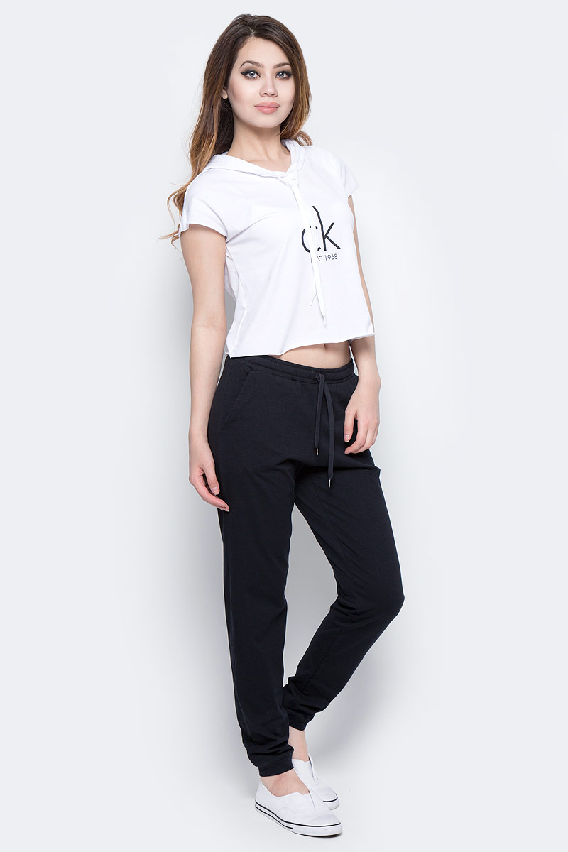Футболка женская Calvin Klein Jeans, цвет: белый. KW0KW00129_100. Размер S (42/44)KW0KW00129_100 Футболка женская Calvin Klein Jeans, цвет: белый. KW0KW00129_100. Размер S (42/44)KW0KW00129_100Женская футболка Calvin Klein Jeans изготовлена из хлопка и полиэстера. Укороченная модель оформлена логотипом бренда и дополнена капюшоном.