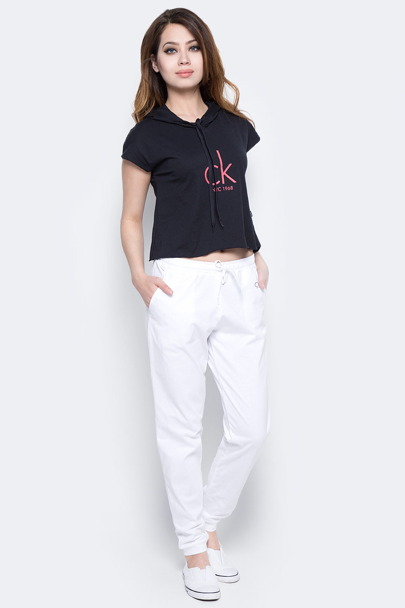 Футболка женская Calvin Klein Jeans, цвет: черный. KW0KW00129_001. Размер L (46/48)KW0KW00129_001 Футболка женская Calvin Klein Jeans, цвет: черный. KW0KW00129_001. Размер L (46/48)KW0KW00129_001Женская футболка Calvin Klein Jeans изготовлена из хлопка и полиэстера. Укороченная модель оформлена логотипом бренда и дополнена капюшоном.