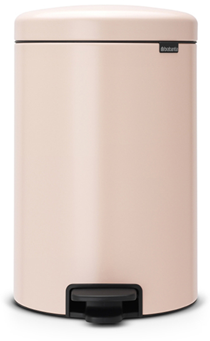 Бак мусорный Brabantia NewIcon, с педалью, цвет: чайная роза, 20 л. 113949113949 Бак мусорный Brabantia NewIcon, с педалью, цвет: чайная роза, 20 л. 113949113949Этот 20-литровый бак с педалью – отличное решение для кухни или гостиной: большое загрузочное отверстие позволяет аккуратно собирать мусор, не просыпая на пол. Бесшумный - плавное закрывание крышки и необыкновенно мягкий ход педали. Не пропускает запах - плотно прилегающая крышка. Устойчивый - специальное устройство, предотвращающее опрокидывание бака. Не повреждает пол - нескользящее основание. Удобная очистка - съемное внутреннее пластиковое ведро. Бак удобно перемещать - специальная ручка в блоке крепления крышки. Всегда опрятный вид - в комплекте идеально подходящие по размеру мешки для мусора PerfectFit (размер D). Изготовлен на 40% из переработанных материалов, подлежит вторичной переработке вместе с упаковкой на 98%. Сертификат соответствия концепции регенерации Cradle to Cradle.