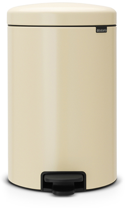 Бак мусорный Brabantia NewIcon, с педалью, цвет: миндальный, 20 л. 113901113901 Бак мусорный Brabantia NewIcon, с педалью, цвет: миндальный, 20 л. 113901113901Этот 20-литровый бак с педалью – отличное решение для кухни или гостиной: большое загрузочное отверстие позволяет аккуратно собирать мусор, не просыпая на пол. Бесшумный - плавное закрывание крышки и необыкновенно мягкий ход педали. Не пропускает запах - плотно прилегающая крышка. Устойчивый - специальное устройство, предотвращающее опрокидывание бака. Не повреждает пол - нескользящее основание. Удобная очистка - съемное внутреннее пластиковое ведро. Бак удобно перемещать - специальная ручка в блоке крепления крышки. Всегда опрятный вид - в комплекте идеально подходящие по размеру мешки для мусора PerfectFit (размер D). Изготовлен на 40% из переработанных материалов, подлежит вторичной переработке вместе с упаковкой на 98%. Сертификат соответствия концепции регенерации Cradle to Cradle.