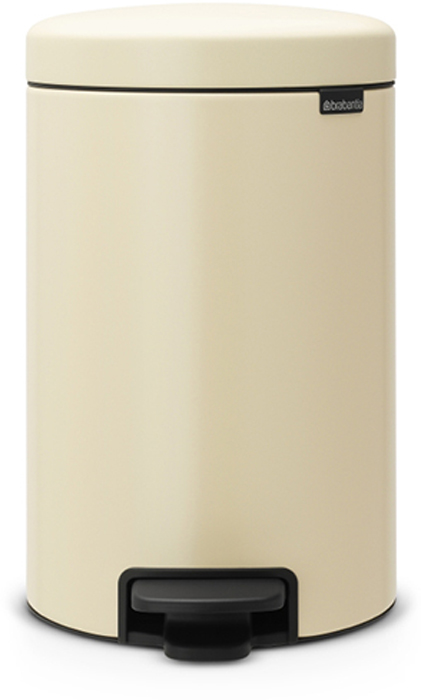 Мусорный бак с педалью Brabantia NewIcon, 12 л. 113468113468 Мусорный бак с педалью Brabantia NewIcon, 12 л. 113468113468Этот 12-литровый бак с педалью достаточно вместителен и при этом достаточно компактен для размещения под рабочим столом – отличное решение для кухни или гостиной. Бесшумный – плавное закрывание крышки и необыкновенно мягкий ход педали.Не пропускает запах – плотно прилегающая крышка.Устойчивый – специальное устройство, предотвращающее опрокидывание бака.Не повреждает пол – нескользящее основание.Удобная очистка –съемное внутреннее пластиковое ведро.Бак удобно перемещать – специальная ручка в блоке крепления крышки.Всегда опрятный вид – в комплекте идеально подходящие по размеру мешки для мусора PerfectFit (размер C). Сертификат соответствия концепции регенерации Cradle to Cradle.Изготовлен на 40% из переработанных материалов, подлежит вторичной переработке вместе с упаковкойна 98%. 10 лет гарантии.Brabantia c заботой о вашем доме и планете. Добрые дела сегодня – залог счастливого завтра. Мусорные баки с педалью newIcon не только безупречно красивы, они еще и надежные работники! Покупая этот бак, вы вносите вклад в крупнейший проект по очистке мирового океана от пластикового мусора, реализуемый организацией Ocean Cleanup. При продаже каждого бака Brabantia осуществляет благотворительный вклад в проект. Разве это не здорово?