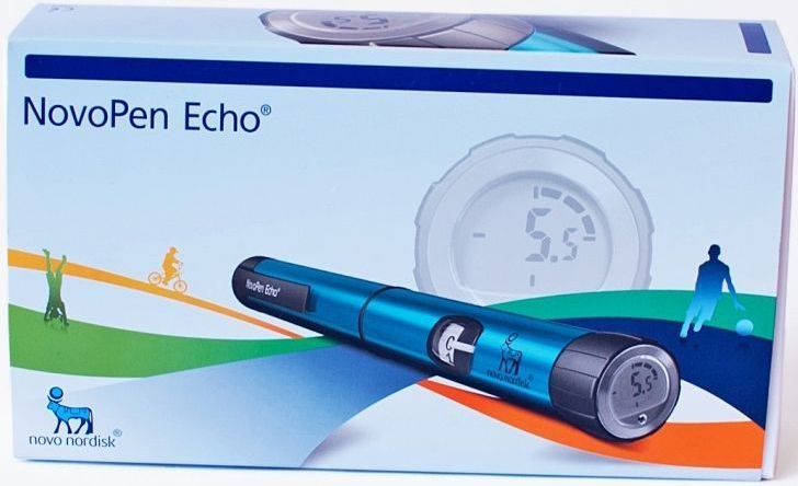 Шприц-ручка NovoPen Echo1239 Шприц-ручка NovoPen Echo1239Инсулиновая шприц-ручка НовоПен Эхо (NovoPen Echo) - механическая шприц-ручка фирмы Novo Nordisk (Ново Нордиск) с дисплеем, показывающим набранную дозу изапоминающая последнюю дозу инсулина и ее время.Шаг ручки всего пол-единицы (0,5 ед.) инсулина благодаря чему она рекомендуется к применению у детей и взрослых с потребностью в малых дозах инсулина. Позволяет вводить инсулин дозой от 0,5 единиц до 30 единиц с шагом в пол единицы.Особенности:NovoPen Эхо предназначена для использования только с инсулинами фирмы Novo Nordisk в картриджах по 3 мл. инсулина.Уникальный Дисплей памяти отображающий дозу инсулина и время прошедшее с последней инъекции.Минимальный шаг набора дозы инсулина - 0,5 ед. Вы можете установить нужную дозу с точностью до 1/2 единицы.Максимальная доза за один набор - 30 ед.Визуальный и звуковой контроль при наборе каждой единицы инсулинаВозможность отмены набранной дозы Внимание! Совместимость шприц-ручки с картриджами инсулина 3 мл уточняйте в инструкции к инсулину.