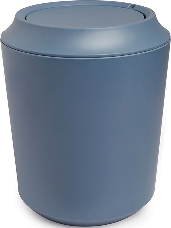 Корзина для мусора Umbra Fiboo, цвет: дымчато-синий, 24,9 х 20,3 х 20,3 см023875-755 Корзина для мусора Umbra Fiboo, цвет: дымчато-синий, 24,9 х 20,3 х 20,3 см023875-755Корзина для мусора из комбинированного материала (меламин и бамбуковое волокно), который отличает экологичность, износостойкость и уникальный матовый эффект. Удобная вращающаяся крышка легко снимается для смены пакета для мусора.Дизайн: Wesley Chau